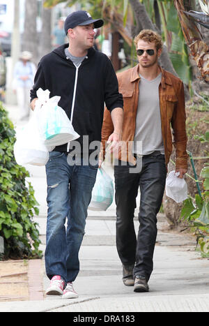 Kellan Lutz fuori con il suo fratello in Venice Beach Los Angeles, California - 28.06.12 Foto Stock