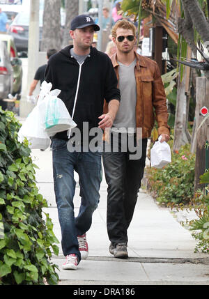 Kellan Lutz fuori con il suo fratello in Venice Beach Los Angeles, California - 28.06.12 Foto Stock