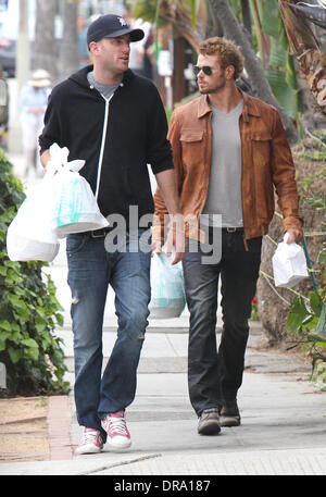 Kellan Lutz fuori con il suo fratello in Venice Beach Los Angeles, California - 28.06.12 Foto Stock