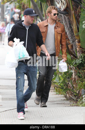 Kellan Lutz fuori con il suo fratello in Venice Beach Los Angeles, California - 28.06.12 Foto Stock