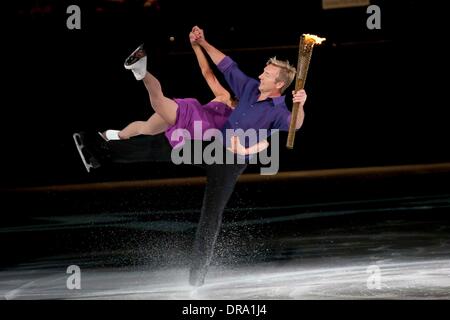 Jayne Torvill e Christopher Dean benvenuti la fiamma olimpica per la National Ice Centre di Nottingham come parte del London 2012 Torcia Olimpica Nottingham, Inghilterra - 28.06.12 obbligatorio Credi: WENN.com Foto Stock