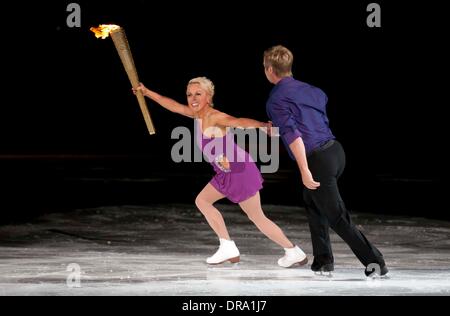 Jayne Torvill e Christopher Dean benvenuti la fiamma olimpica per la National Ice Centre di Nottingham come parte del London 2012 Torcia Olimpica Nottingham, Inghilterra - 28.06.12 obbligatorio Credi: WENN.com Foto Stock