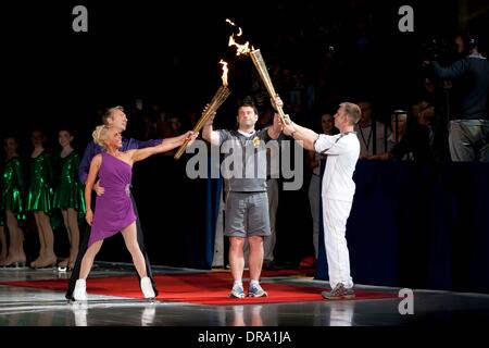 Jayne Torvill e Christopher Dean benvenuti la fiamma olimpica per la National Ice Centre di Nottingham come parte del London 2012 Torcia Olimpica Nottingham, Inghilterra - 28.06.12 obbligatorio Credi: WENN.com Foto Stock