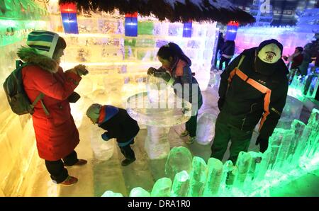 Pechino, Cina. Il 22 gennaio, 2014. Le persone hanno divertimento al ventottesimo Longqingxia Ice festa delle lanterne a Pechino Capitale della Cina, 22 gennaio 2014. La ventottesima Longqingxia Lanterna di ghiaccio Festival ha dato dei calci a fuori a Pechino mercoledì con 350 pezzi di ghiaccio lanterne e 300 set di sculture di neve e ghiaccio essendo mostrato ai visitatori. Credito: Zhang Yu/Xinhua/Alamy Live News Foto Stock