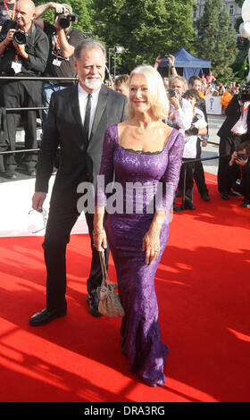 Taylor Hackford e Helen Mirren Helen Mirren riceve il Lifetime Achievement Award alla 47a Karlovy Vary international film festival di Karlovy Vary, Repubblica Ceca - 29.06.12 Foto Stock