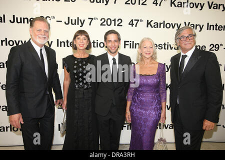 Taylor Hackford e Helen Mirren Helen Mirren riceve il Lifetime Achievement Award alla 47a Karlovy Vary international film festival di Karlovy Vary, Repubblica Ceca - 29.06.12 Foto Stock