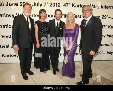 Taylor Hackford e Helen Mirren Helen Mirren riceve il Lifetime Achievement Award alla 47a Karlovy Vary international film festival di Karlovy Vary, Repubblica Ceca - 29.06.12 Foto Stock