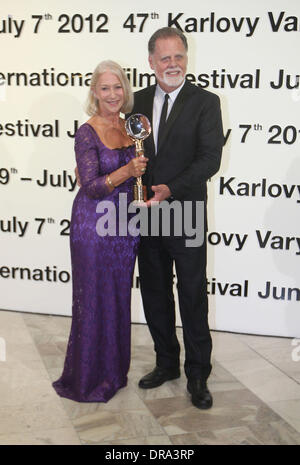 Helen Mirren e Taylor Hackford Helen Mirren riceve il Lifetime Achievement Award alla 47a Karlovy Vary international film festival di Karlovy Vary, Repubblica Ceca - 29.06.12 Foto Stock