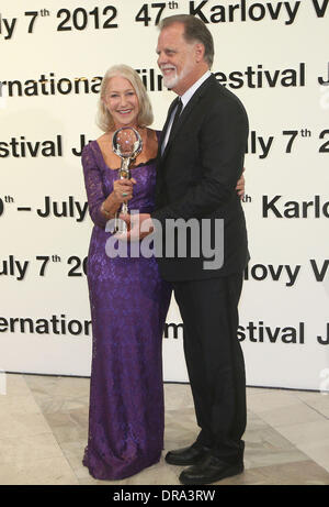 Helen Mirren e Taylor Hackford Helen Mirren riceve il Lifetime Achievement Award alla 47a Karlovy Vary international film festival di Karlovy Vary, Repubblica Ceca - 29.06.12 Foto Stock