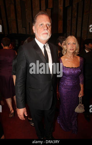 Helen Mirren e Taylor Hackford Helen Mirren riceve il Lifetime Achievement Award alla 47a Karlovy Vary international film festival di Karlovy Vary, Repubblica Ceca - 29.06.12 Foto Stock