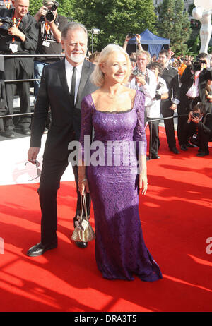 Helen Mirren e Taylor Hackford Helen Mirren riceve il Lifetime Achievement Award alla 47a Karlovy Vary international film festival di Karlovy Vary, Repubblica Ceca - 29.06.12 Foto Stock