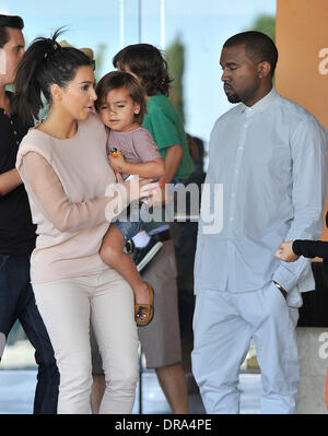 Kim Kardashian, Mason Disick e Kanye West Kim Kardashian va a Calabasas Baby Boutique con la sua famiglia e il fidanzato di Los Angeles, California - 30.06.12 Foto Stock