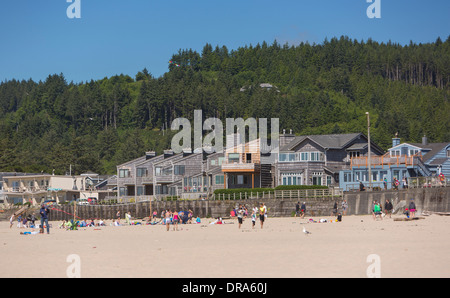 CANNON Beach, Oregon, Stati Uniti d'America - persone e abitazioni sulla spiaggia, Oregon Coast. Foto Stock