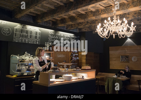 Il cafe ristorante situato nel quartiere di Mala Strana nervosi. La cucina ceca è in gran parte a base di carne di maiale e in misura minore nel pollo Foto Stock