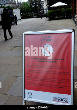 Il fumo di sigaretta di lettiera poster di avvertimento, City of London Foto Stock