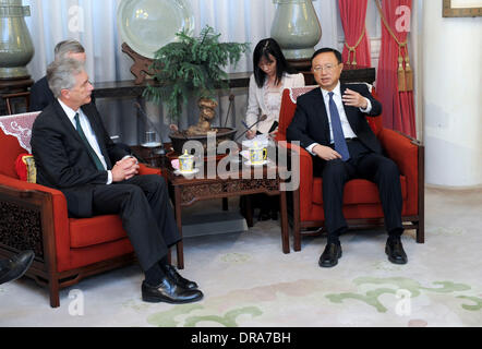 Pechino, Cina. Il 22 gennaio, 2014. Cinese Consigliere di Stato Yang Jiechi (1R) soddisfa con visita di U.S. Il vice Segretario di Stato William Burns a Pechino Capitale della Cina, 22 gennaio 2014. Credito: Zhang Duo/Xinhua/Alamy Live News Foto Stock