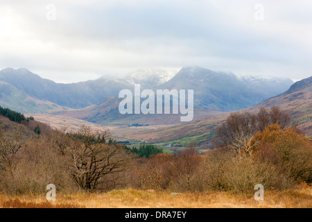 Vista al di sopra di Capel Curig con Mount Snowdon in background, Parco Nazionale di Snowdonia, Gwynedd, Wales, Regno Unito, Europa. Foto Stock
