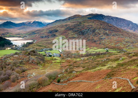 Vista al di sopra di Capel Curig con Mount Snowdon in background, Parco Nazionale di Snowdonia, Gwynedd, Wales, Regno Unito, Europa. Foto Stock