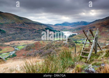 Vista al di sopra di Capel Curig con Mount Snowdon in background, Parco Nazionale di Snowdonia, Gwynedd, Wales, Regno Unito, Europa. Foto Stock