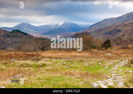 Vista al di sopra di Capel Curig con Mount Snowdon in background, Parco Nazionale di Snowdonia, Gwynedd, Wales, Regno Unito, Europa. Foto Stock