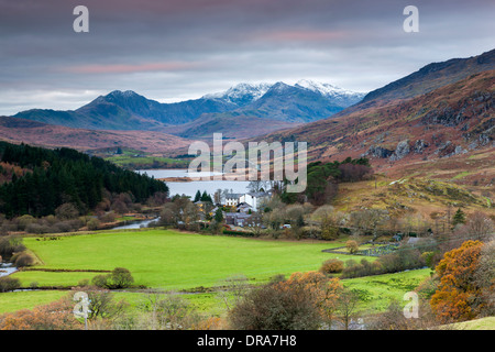 Vista al di sopra di Capel Curig con Mount Snowdon in background, Parco Nazionale di Snowdonia, Gwynedd, Wales, Regno Unito, Europa. Foto Stock