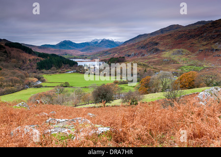 Vista al di sopra di Capel Curig con Mount Snowdon in background, Parco Nazionale di Snowdonia, Gwynedd, Wales, Regno Unito, Europa. Foto Stock