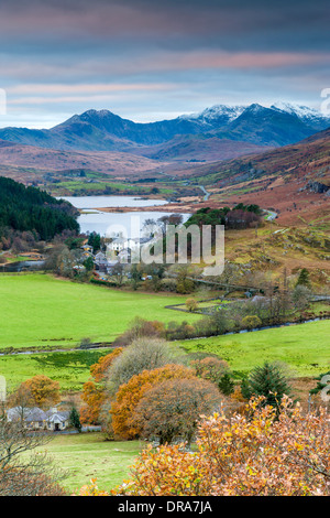 Vista al di sopra di Capel Curig con Mount Snowdon in background, Parco Nazionale di Snowdonia, Gwynedd, Wales, Regno Unito, Europa. Foto Stock