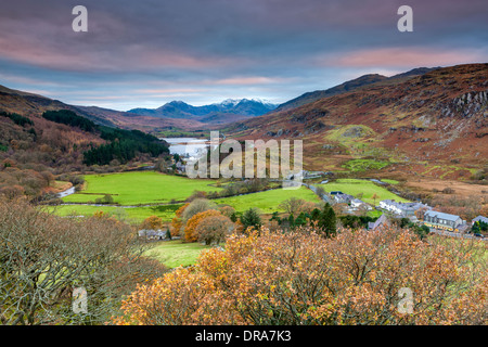 Vista al di sopra di Capel Curig con Mount Snowdon in background, Parco Nazionale di Snowdonia, Gwynedd, Wales, Regno Unito, Europa. Foto Stock