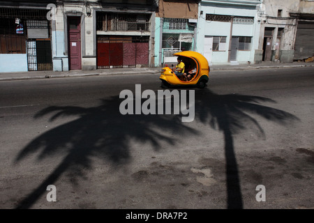 Cuba, La Habana scena di strada - taxi Coco all Avana, foto: pixstory / Alamy Foto Stock