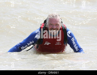 Sir Richard Branson ha inserito il record di libri come la persona più anziana di kite-surf il canale inglese - il suo secondo tentativo in 24 ore. Il 61-anno-vecchio vergine tycoon attraversata da Dymchurch, Kent, a Wimereux in Francia in tre ore e 45 minuti per stabilire il primo Guinness World Record per la più vecchia persona di fare la traversata da kite-surf. Dymchurch, Inghilterra - 01.07.12 cred Foto Stock