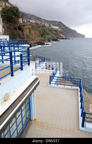 Bagno di nuoto da Fortaleza de Santiago. Funchal, Madeita Isola, Portogallo Foto Stock