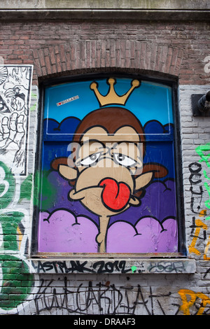 Re delle scimmie spuntavano lingua rossa, graffiti su una finestra di edificio in Olanda, Amsterdam, Paesi Bassi. Foto Stock