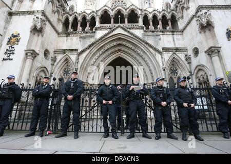 La polizia guardia al di fuori del Royal Courts of Justice. Gli studenti hanno continuato la loro campagna di sostegno i docenti e il personale di supporto degli stipendi e delle pensioni come pure la violenza della polizia in occasione delle recenti occupazioni studentesche a Londra. Circa 150 studenti hanno continuato la loro campagna di sostegno i docenti e il personale di supporto degli stipendi e delle pensioni come pure la violenza della polizia in occasione delle recenti occupazioni studentesche. I manifestanti hanno marciato dalla Università di Londra Unione (ULU) alla Royal Courts of Justice nel centro di Londra. Foto Stock