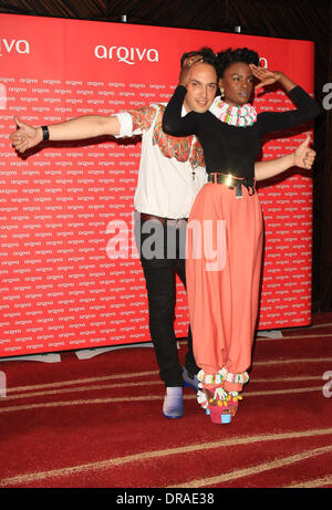 Shingai Shoniwa e Dan Smith di Noisettes Arqiva Commercial radio Awards 2012 Londra Inghilterra - 04.07.12 Foto Stock