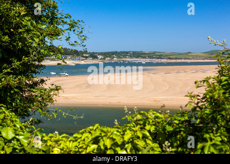 Vista verso il villaggio rupestre guardando da Padstow, Camel Estuary, North Cornwall, England, Regno Unito, Europa Foto Stock