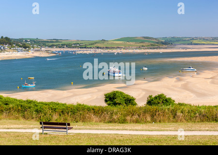 Vista verso il villaggio rupestre guardando da Padstow, Camel Estuary, North Cornwall, England, Regno Unito, Europa Foto Stock