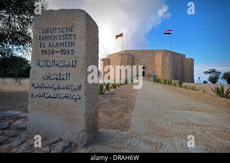 El Alamein, Egitto. 03 gen 2014. Vista esterna del cimitero militare tedesco Memorial in El Alamein, Egitto, 03 gennaio 2014. Tre grandi battaglie di El Alamein nel 1942, durante la quale il tedesco anticipo in Nord Africa sono venuto ad un arresto, ucciso circa 4.500 membri del tedesco Afrika Korps. Nel 1959, il cimitero militare fu costruito per commemorare i morti. Vi è anche la lingua italiana e il Commonwealth War Cemetery con tombe di circa 13.000 soldati in totale. Foto: Matthias Toedt - nessun filo servizio/dpa/Alamy Live News Foto Stock