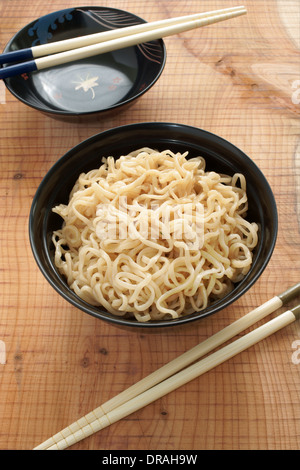 Spaghetti Ramen in lacca ciotole con bacchette Foto Stock