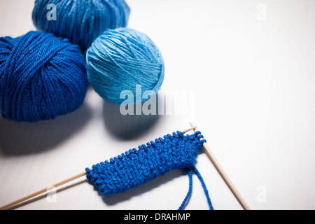 Maglia blu e stringhe di aghi di cucitura Foto Stock