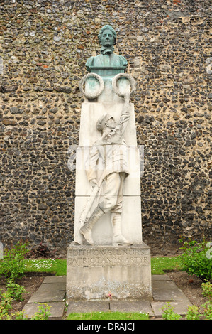 Busto di Edith Cavell fuori Norwich Cathedral. Foto Stock