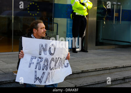 Dublino, Irlanda. Il 22 gennaio 2014. Un attivista si trova al di fuori della rappresentanza della Commissione europea, tenendo un cartello che recita "No fracking modo". Irish anti fracking attivisti hanno protestato al di fuori degli uffici di rappresentanza della Commissione europea in Irlanda contro fracking. La protesta ha avuto luogo il giorno in cui la Commissione ha pubblicato la sua roccia argillosa quadro di gas. Credito: Michael Debets/Alamy Live News Foto Stock