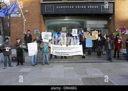 Dublino, Irlanda. Il 22 gennaio 2014. Anti-fracking attivisti stand al di fuori della rappresentanza della Commissione europea, per chiedere la fine di fracking. Irish anti fracking attivisti hanno protestato al di fuori degli uffici di rappresentanza della Commissione europea in Irlanda contro fracking. La protesta ha avuto luogo il giorno in cui la Commissione ha pubblicato la sua roccia argillosa quadro di gas. Credito: Michael Debets/Alamy Live News Foto Stock