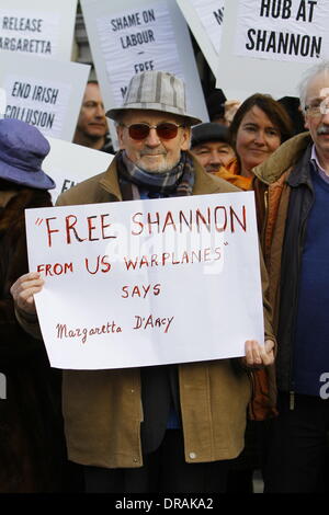 Dublino, Irlanda. Il 22 gennaio 2014. Un attivista detiene un poster che legge ''free Shannon da noi wareplanes' dice M'. Irish attivisti contrari alla guerra hanno inscenato la loro protesta settimanale al di fuori del Dail (parlamento irlandese), la chiamata per un rilascio immediato di 79 anni attivista di pace e di cancro sofferente Margaretta D'Arcy e fine all' uso di Shannon Airport dai militari. Credito: Michael Debets/Alamy Live News Foto Stock