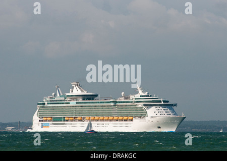 Royal Caribbean "Indipendenza dei mari " nave da crociera lasciando Southampton, Inghilterra. Foto Stock