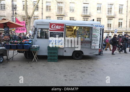 Londra, Regno Unito. Il 22 gennaio 2014. Le proteste degli studenti riprendere a Londra. Gli astanti guardare il marzo del credito: Rachel Megawhat/Alamy Live News Foto Stock