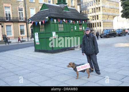 Londra, Regno Unito. Il 22 gennaio 2014. Le proteste degli studenti riprendere a Londra. Gli astanti guardare il marzo del credito: Rachel Megawhat/Alamy Live News Foto Stock