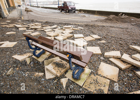 Danni provocati dalla tempesta a Aberystwyth promenade dopo il gennaio 2014 forti tempeste. Foto Stock