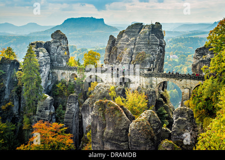 Ponte denominato Bastei nella Svizzera sassone Germania in una giornata di sole in autunno con alberi colorati e foglie Foto Stock