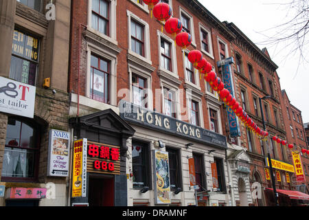 Manchester REGNO UNITO. Il 22 gennaio, 2014. La città di Manchester si prepara per l'annuale per il nuovo anno cinese come lanterne e decorazioni sono state drappeggiati intorno al quartiere cinese di George Street e Faulkner Street a Chinatown. La procedura è iniziata in gennaio con 3.000 lanterne cinesi appesi in tutta la città. Foto Stock