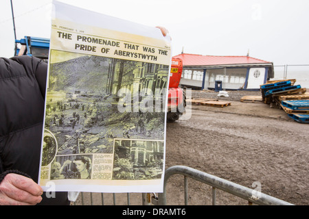 Danni provocati dalla tempesta a Aberystwyth promenade dopo il gennaio 2014 forti tempeste. Foto Stock